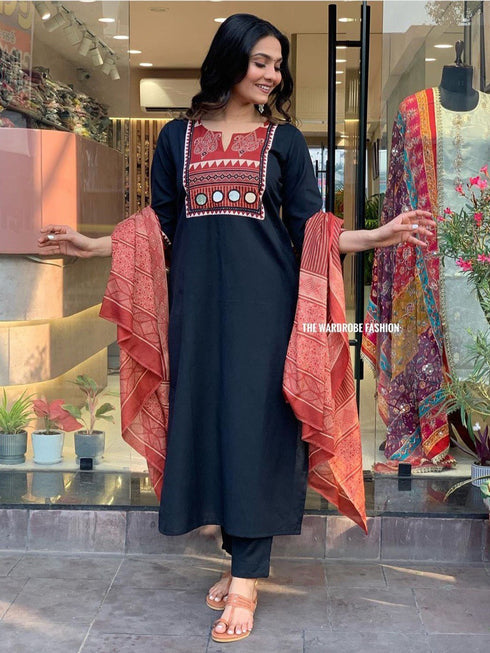 Black Rayon Pant Suit 191003 Closure View