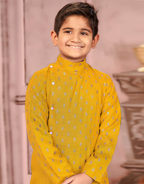 Mustrad Kurta Pajama Pure Cotton Closure View