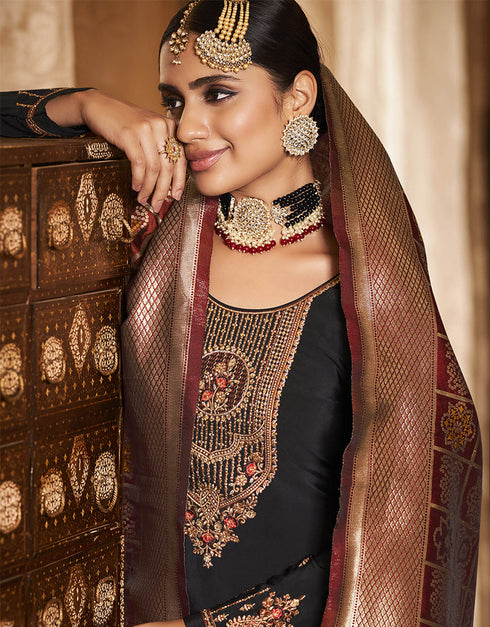 Black Soarer Crape Pant Suit Closure View