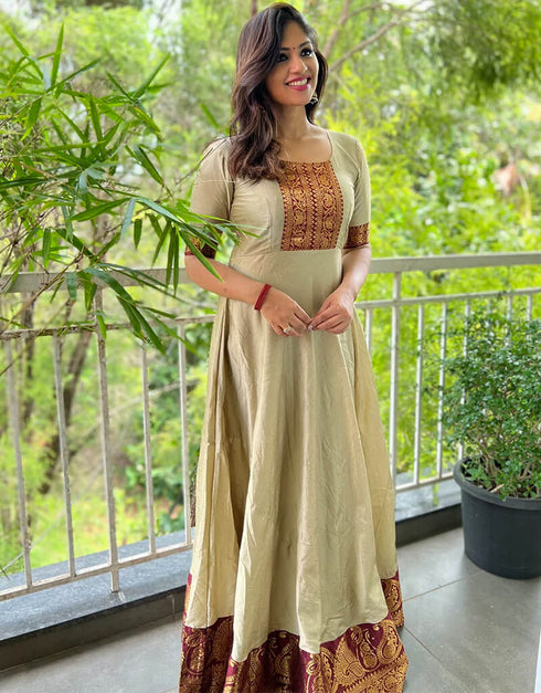 Chiku Chiku Color Weaving Zari Work Silk Gown Closure View